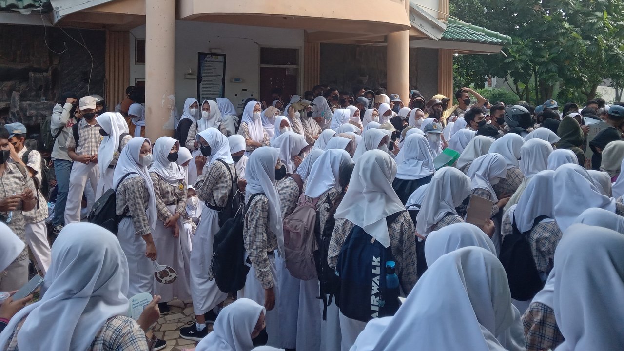 Siswa SMAN 9 Tambun Selatan Bekasi Saat Demonstrasi Selasa (3/6) kemarin