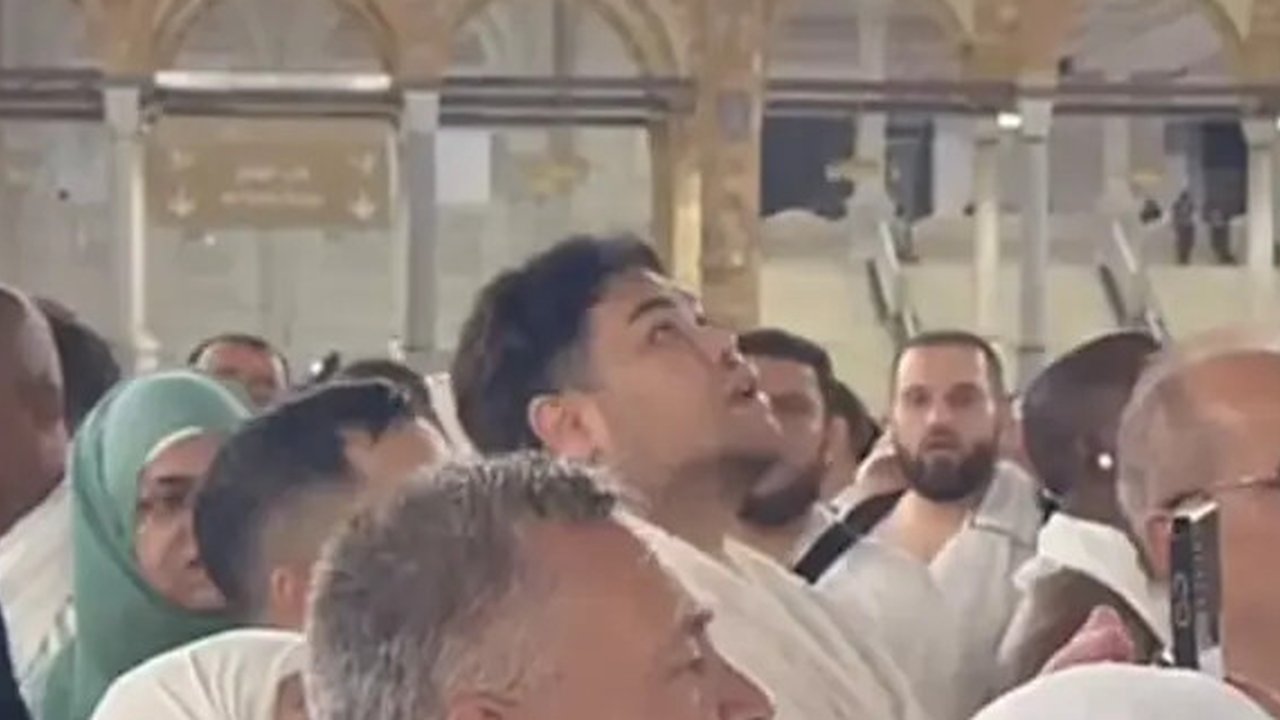 Potret Perjuangan Ivan Gunawan Menyentuh Multazam di Kabah, Penuh Haru - Rela Berdesakan dengan Ribuan Jamaah