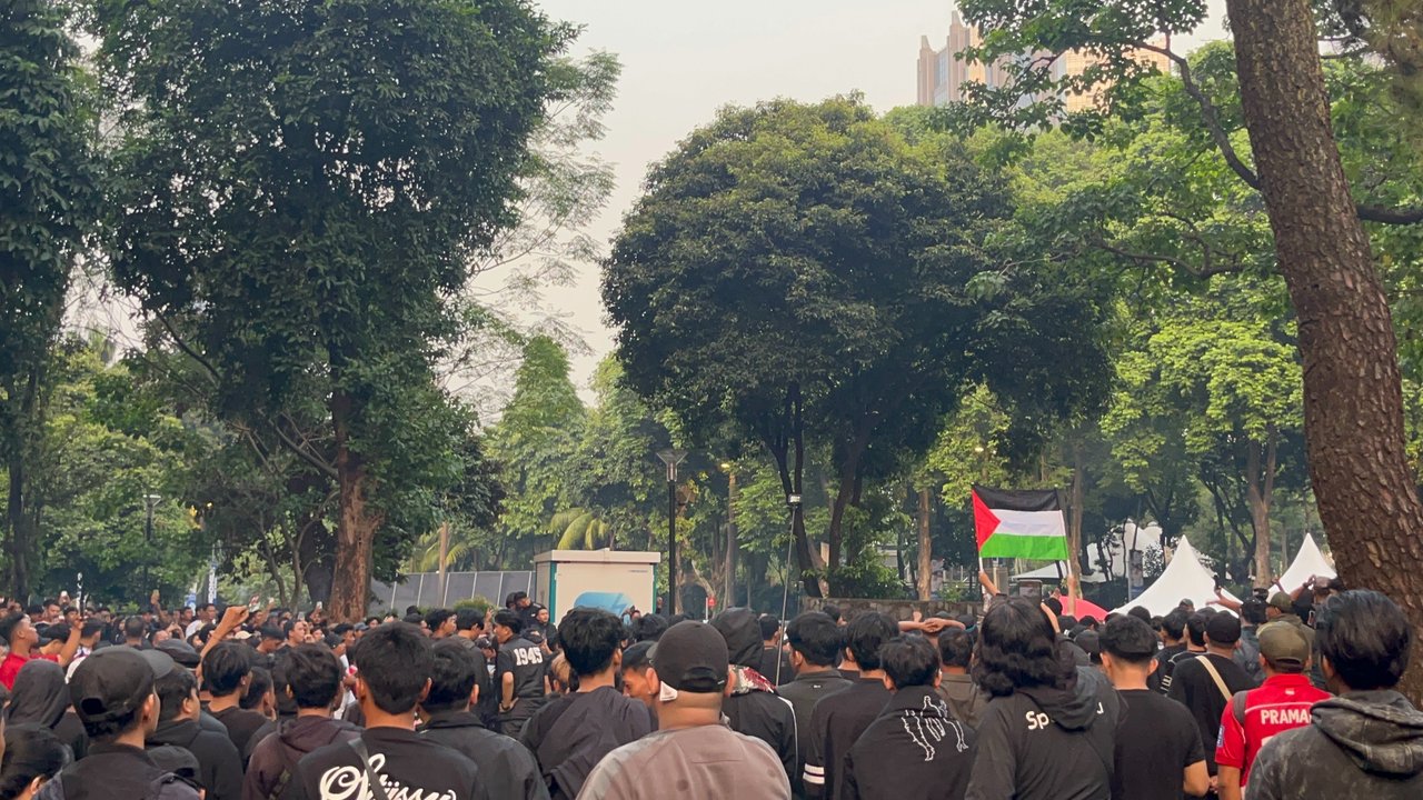 Bendera Palestina Berkibar di GBK Jelang Laga Indonesia Vs China