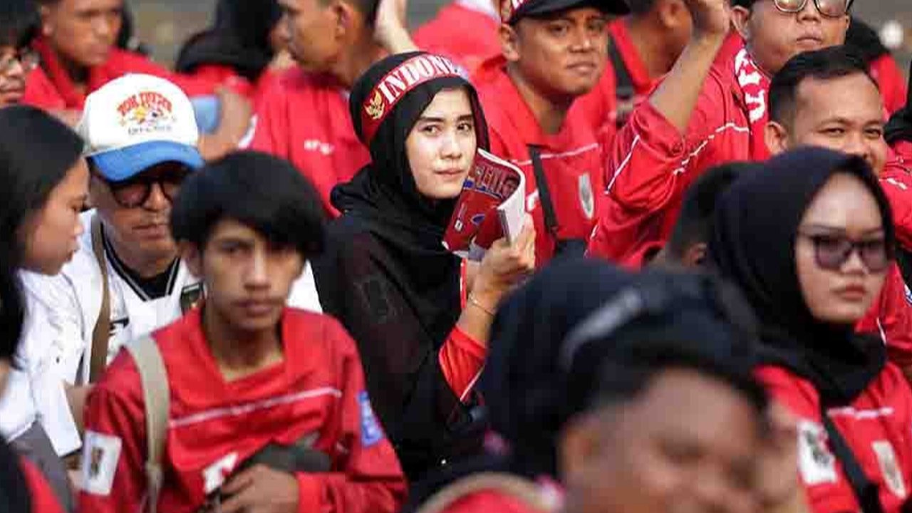 Suporter mengenakan atribut timnas di Stadion Utama Gelora Bung Karno, Jakarta, Kamis (05/06/2025).