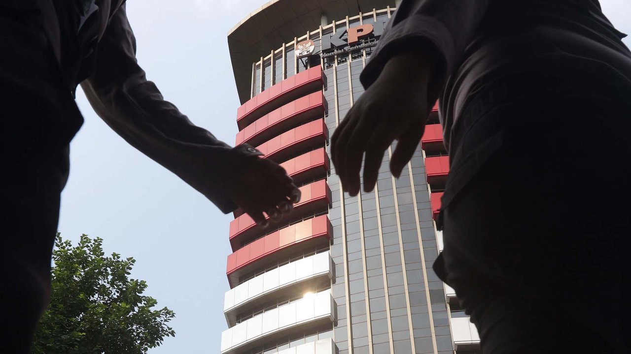 Petugas dari kepolisian melintas di sekitar Gedung Merah Putih KPK, Jakarta, Selasa (1/6/2021). Pengamanan gedung KPK dan sekitarnya diperketat terkait upacara pelantikan pegawai KPK menjadi Aparatur Sipil Negara. (Liputan6.com/Helmi Fithriansyah)