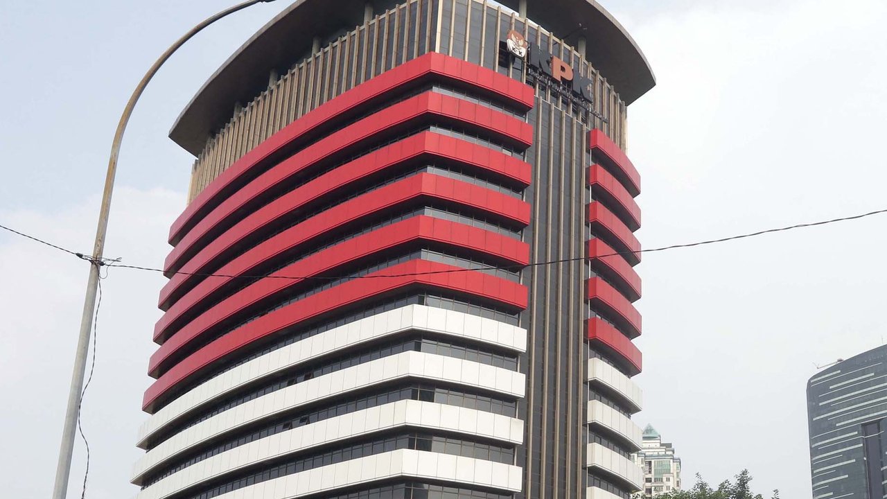 Kendaraan penyemprot air milik kepolisian disiagakan di jalan Kuningan Persada sekitar Gedung Merah Putih KPK, Jakarta, Selasa (1/6/2021). Pengamanan gedung KPK dan sekitarnya diperketat terkait upacara pelantikan pegawai KPK menjadi Aparatur Sipil Negara. (Liputan6.com/Helmi Fithriansyah)