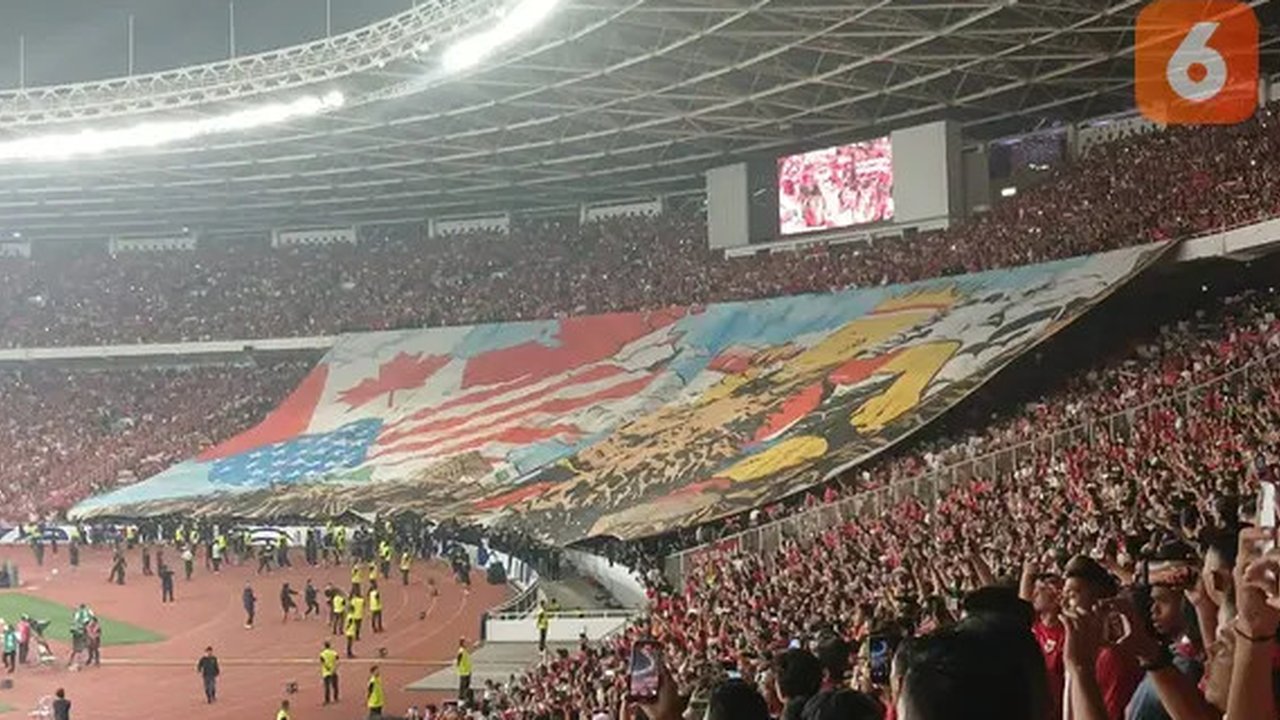 Tifo suporter Timnas Indonesia dalam laga melawan China di SUGBK, Jakarta. Tifo tribune utara dari La Grande Indonesia bertajuk Gatotkaca, sedangkan di tribune selatan. (Bola.com/Hery Kurniaw