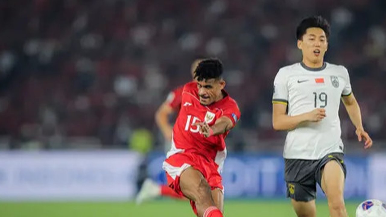 Striker Timnas Indonesia, Ole Romeny, saat menghadapi China dalam laga Kualifikasi Piala Dunia 2026 zona Asia di Stadion Utama Gelora Bung Karno (SUGBK) Senayan, Jakarta, Kamis (5/6/2025). (B