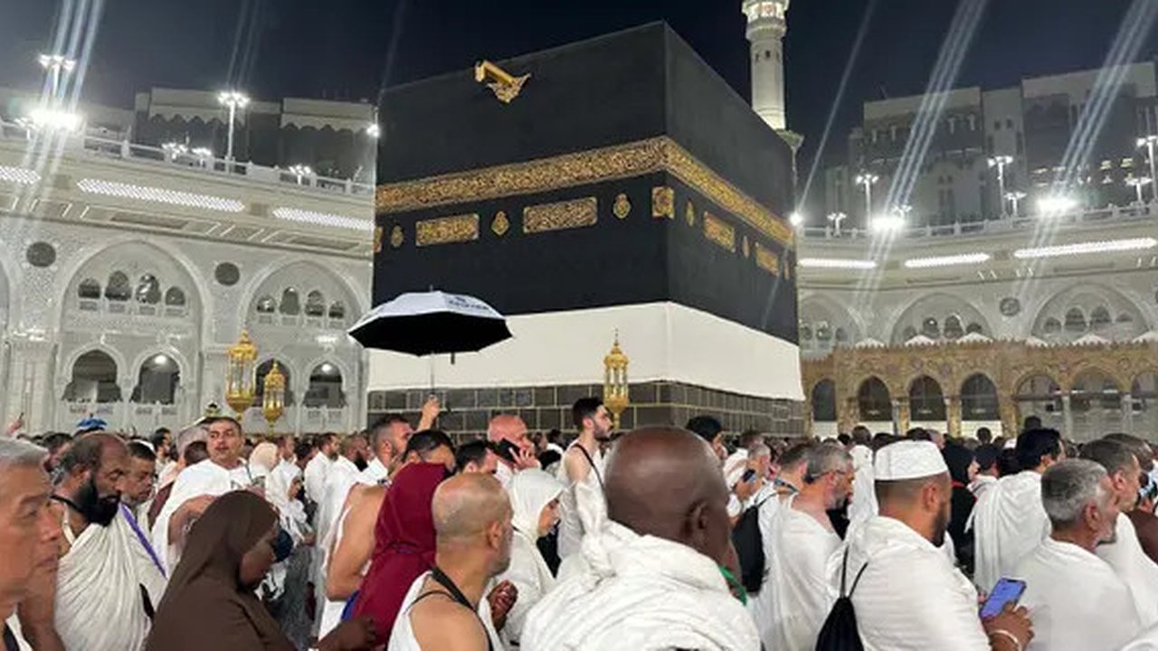 Umat Muslim berkumpul untuk salat di sekitar Ka'bah, kompleks Masjidil Haram, kota Makkah pada 2 Juni 2025. (Foto oleh AFP)