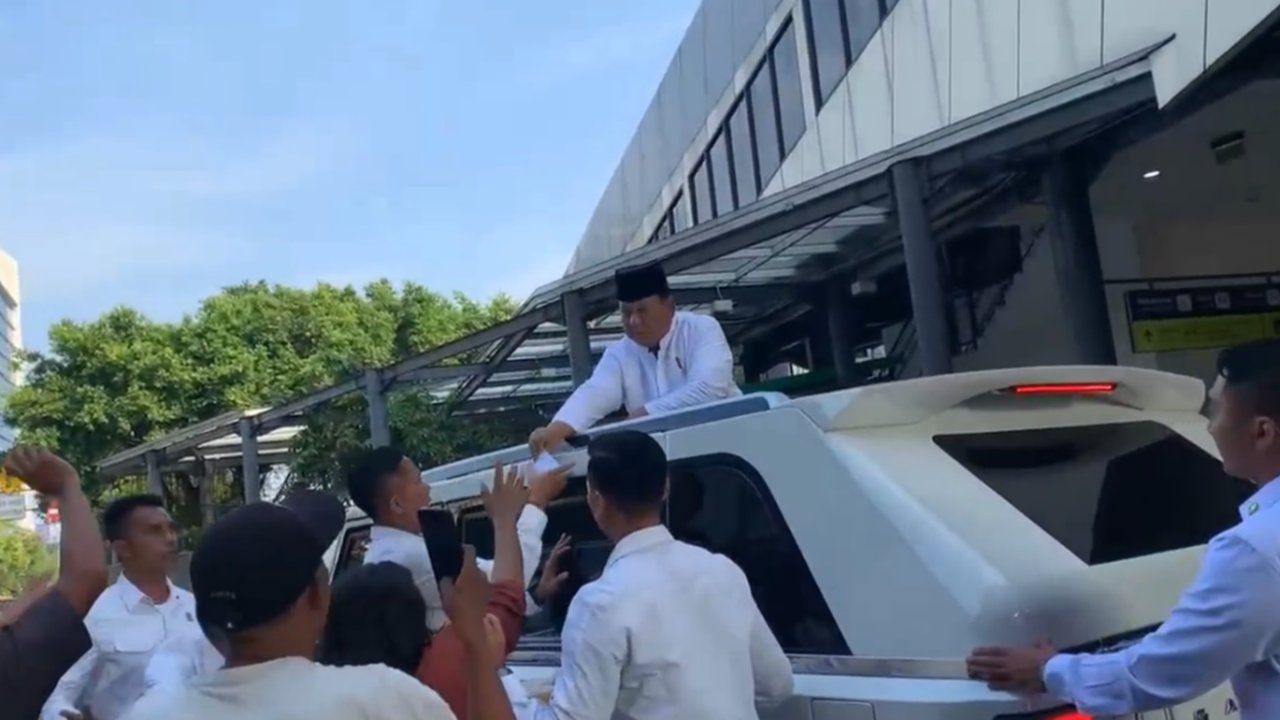 Prabowo Tiba-Tiba Panggil Warga Sambil Bagi-Bagikan Amplop Putih