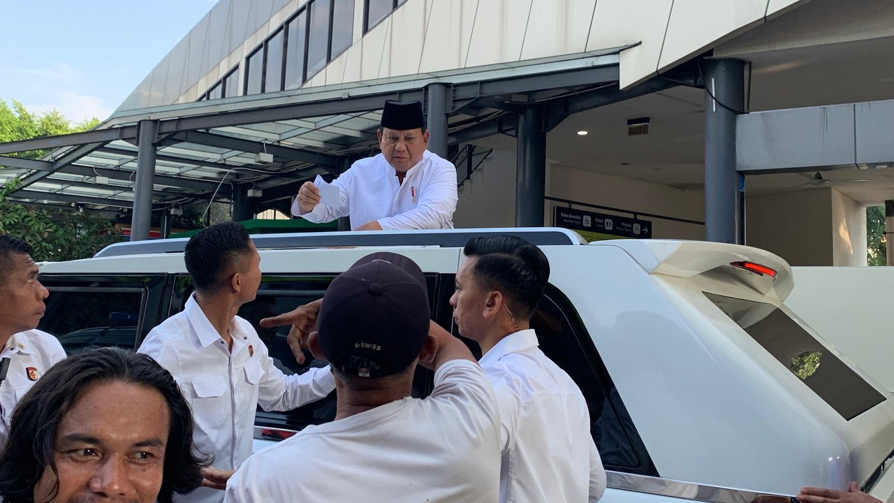 Momen Prabowo Bagi-Bagi THR untuk Warga di Istiqlal