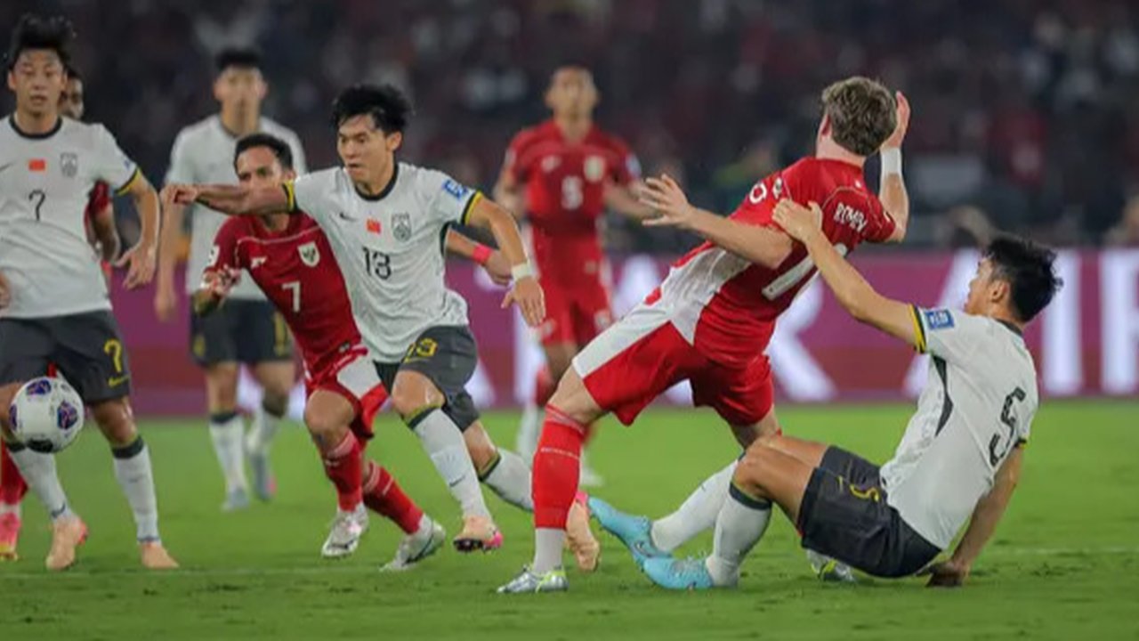 Striker Timnas Indonesia, Ole Romeny, berselebrasi usai mencetak gol ke gawang China dalam laga Kualifikasi Piala Dunia 2026 zona Asia di Stadion Utama Gelora Bung Karno (SUGBK) Senayan, J