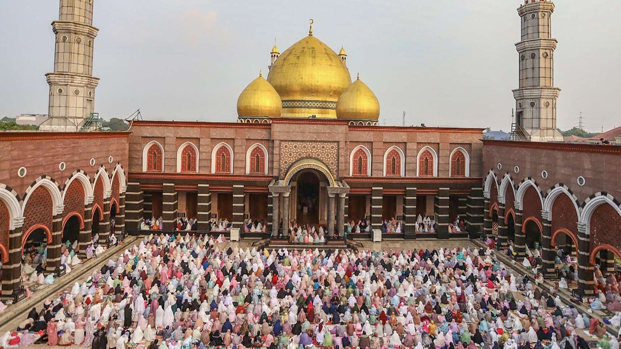 Ribuan jemaah melaksanakan salat Iduladha 1446 Hijriah di Masjid Kubah Emas, Depok, Jawa Barat, pada Jumat (6/6/2025). Pelaksanaan ibadah tersebut berlangsung khusyuk dan tertib, diikuti oleh ribuan jemaah dari berbagai wilayah sekitar.