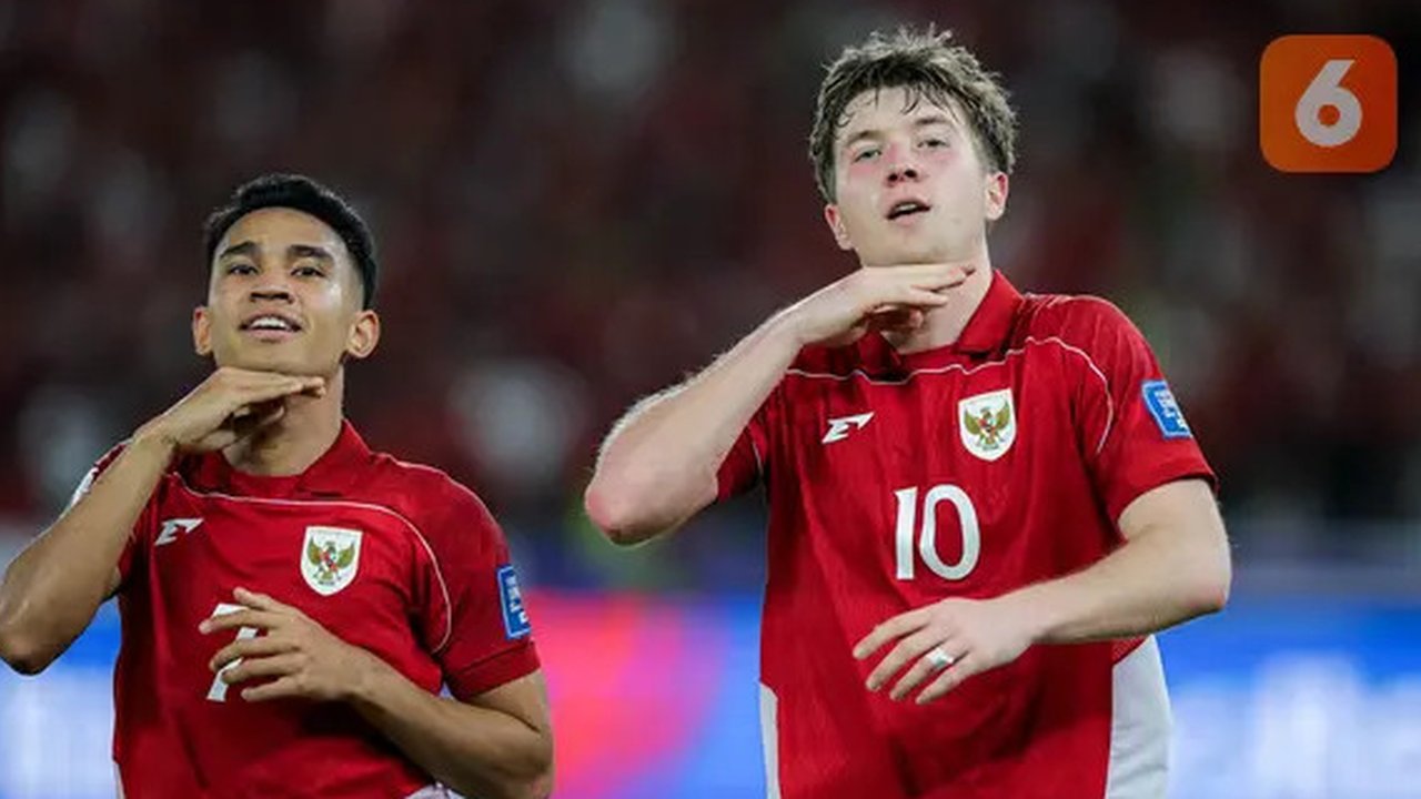 Striker Timnas Indonesia, Ole Romeny, berselebrasi usai mencetak gol ke gawang China dalam laga Kualifikasi Piala Dunia 2026 zona Asia di Stadion Utama Gelora Bung Karno (SUGBK) Senayan, J