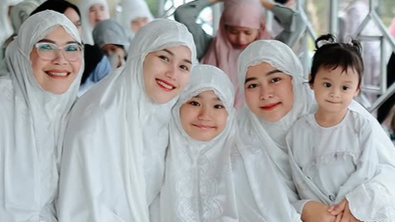 Potret Ayu Ting Ting Kompak Bareng Keluarga Rayakan Idul Adha 2025 dengan Seragam dan Kurban Sapi Limosin