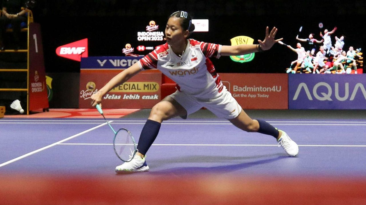 Pebulu tangkis tunggal putri Indonesia Putri Kusuma Wardani saat bertanding menghadapi wakil Jepang, Akane Yamaguchi pada babak perempat final Indonesia Open 2025 di Istora Senayan, Gelora Bung Karno, Jakarta, Jumat (6/6/2025). Putri gagal melaju ke semifinal seusai kalah dengan skor 19-21, 20-22.