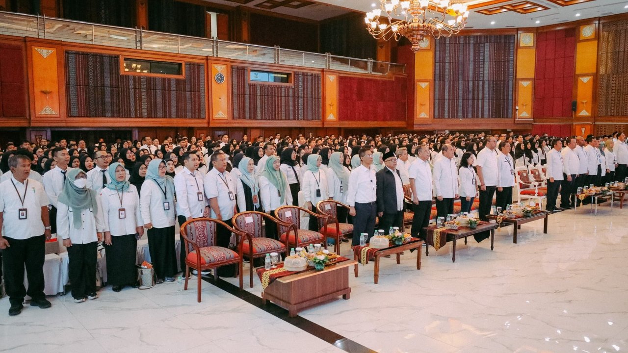 Peserta berdoa sebelum mengikuti proses Tes Standar Kompetensi Dasar (SKD) CPNS di BKN, Jakarta, Kamis (2/9/2021). Sebanyak 800 peserta mengikuti tes yang dibagi dua sesi dan menerapkan proto