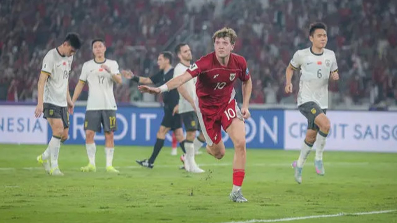 Ekspresi striker Timnas Indonesia, Ole Romeny, setelah menjebol gawang Timnas China pada pertandingan Kualifikasi Piala Dunia 2026 di Stadion Utama Gelora Bung Karno, Jakarta, Kamis (5/6/2025