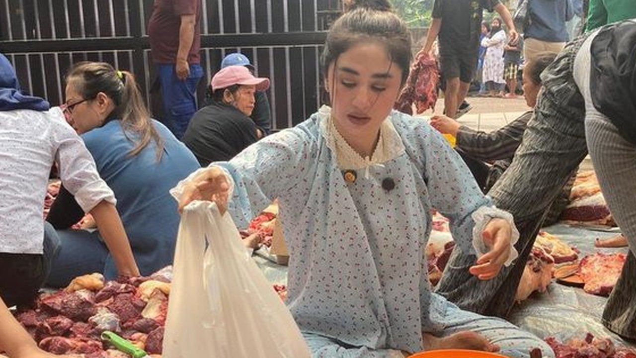 Potret Cantik Dewi Perssik Saat Potong dan Timbang Daging Kurban Idul Adha, Tampil Simple Pakai Piyama