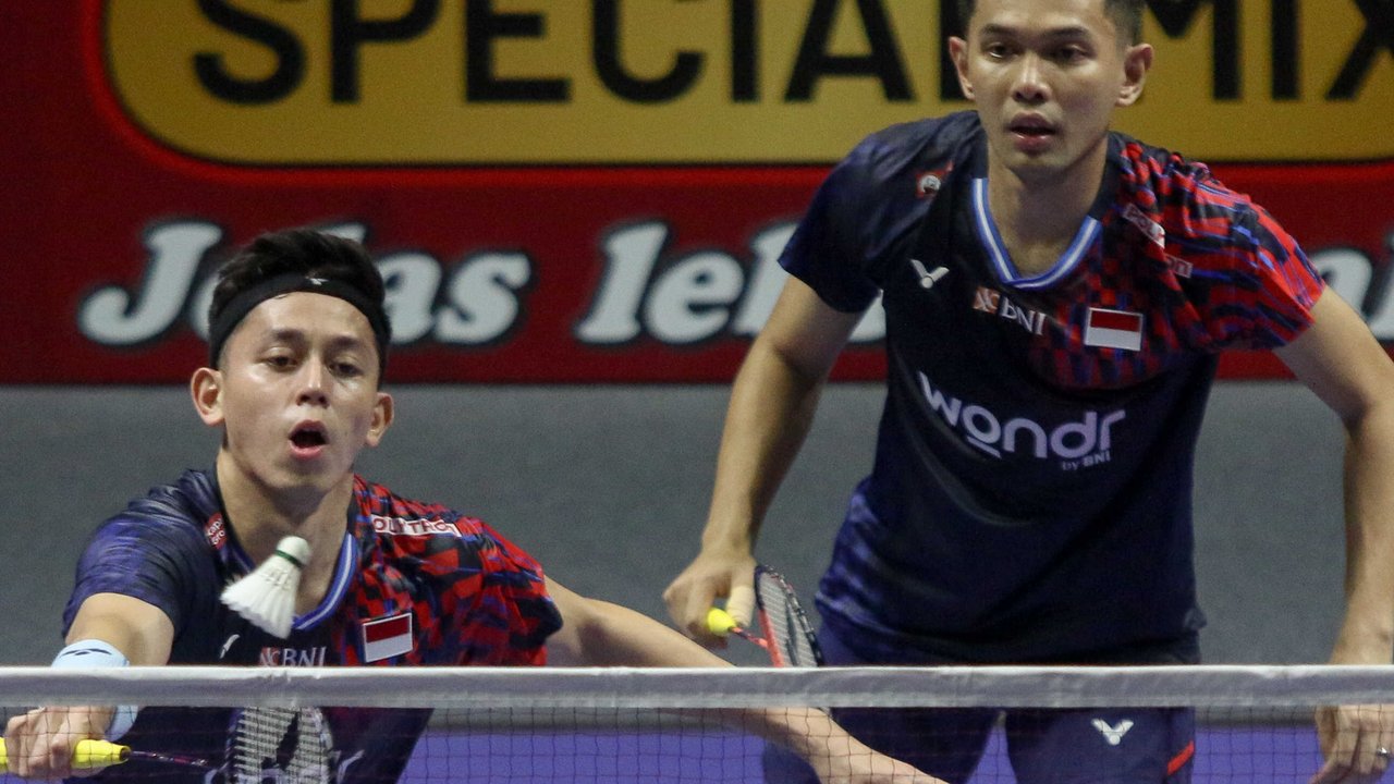Pasangan ganda putra Indonesia, Fajar Alfian dan Muhammad Rian, bertanding melawan wakil China, Huang Di dan Liu Ya, dalam babak perempat final Indonesia Open 2025 di Istora Senayan, Gelora Bung Karno, Jakarta, pada Jumat (6/6/2025). Fajar/Rian berhasil lolos ke babak semifinal setelah mengalahkan Huang/Liu dalam duel ketat yang berakhir dengans skor 21-19, 23-21.