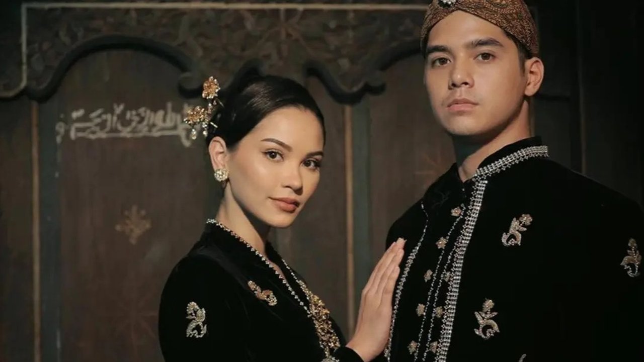 Beredar Undangan Nikah Al Ghazali dan Alyssa Daguise Kental Nuansa Jawa, Mulan Jameela Unggah Foto Keluarga Pakai Adat Jawa