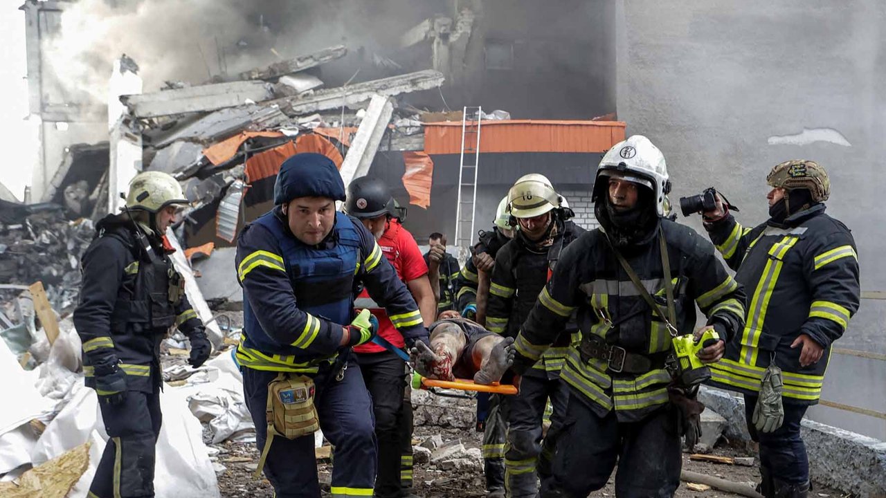 Tim penyelamat dan paramedis membawa seorang warga yang terluka akibat tertimpa reruntuhan bangunan yang terkena serangan drone Rusia di Kharkiv, Ukraina, Sabtu (07/06/2025).
