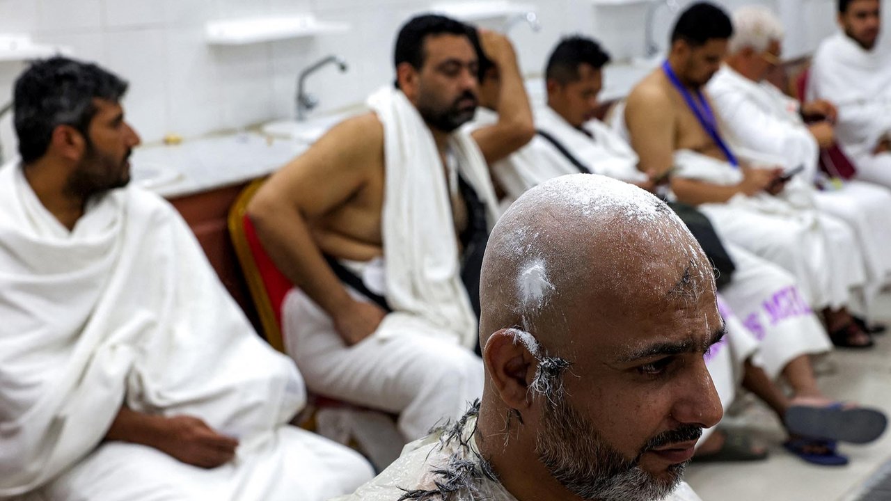 Jemaah haji dicukur rambutnya pada sebuah barber shop di Mina, Arab Saudi, (06/06/2025).