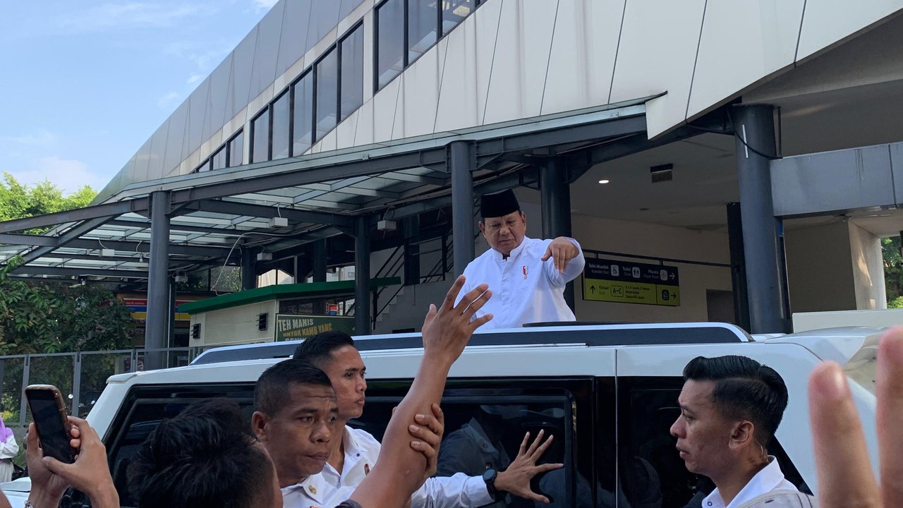 VIDEO: Langkah Prabowo Terhenti, Dipanggil Jenderal Oleh Seorang Pria saat Foto Usai Salat Idul Adha