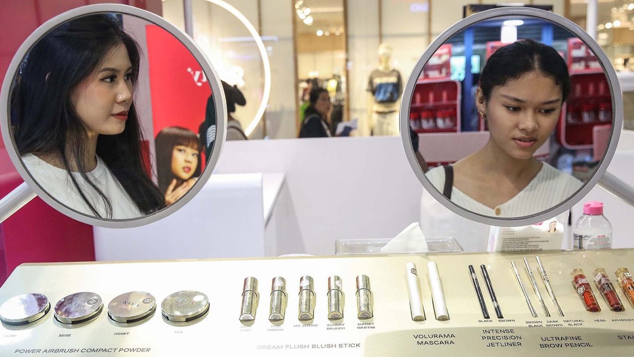 Pengunjung mencoba produk kecantikan pada Pameran Beautyfest Asia Jakarta 2025 di Mall Kota Kasablanka, Jakarta, Sabtu (7/6/2025).