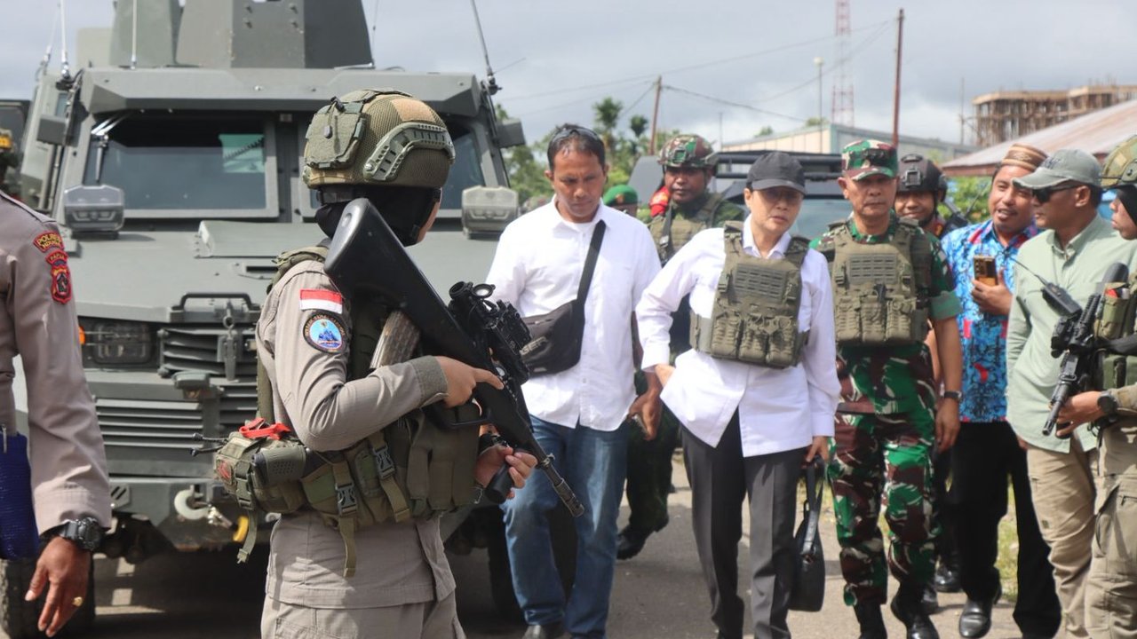 9 Polwan Kawal Langsung Dua Menteri Prabowo saat Kunjungi Nduga Papua