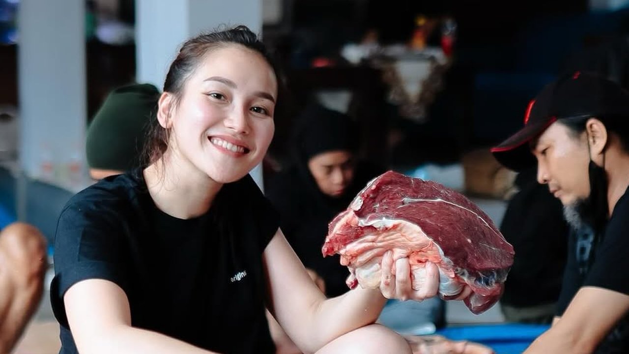 Momen Tahunan Ayu Ting Ting Ikut Potong Daging Kurban (Foto: Instagram/ ayutingting92)