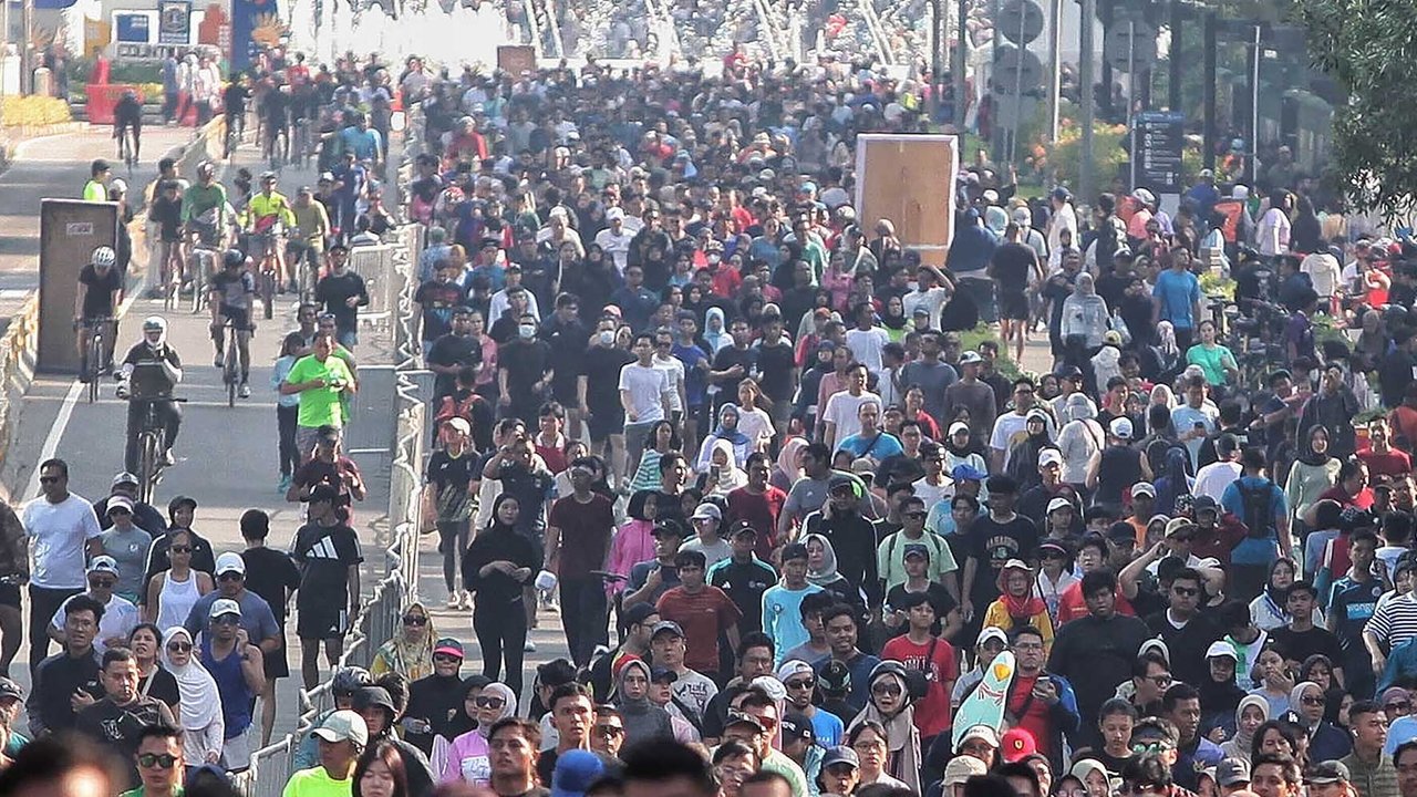 Ribuan warga memadati arena car free day (CFD) untuk berolahraga di sepanjang Jalan Sudirman dan Thamrin, Jakarta, Minggu, (08/06/2025).