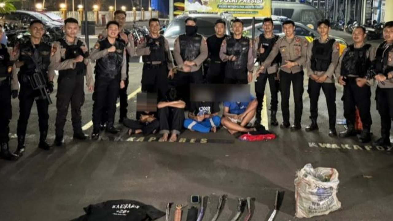 Berkeliaran Dini Hari Bawa Celurit dan Golok, 4 Remaja Ditangkap Polisi