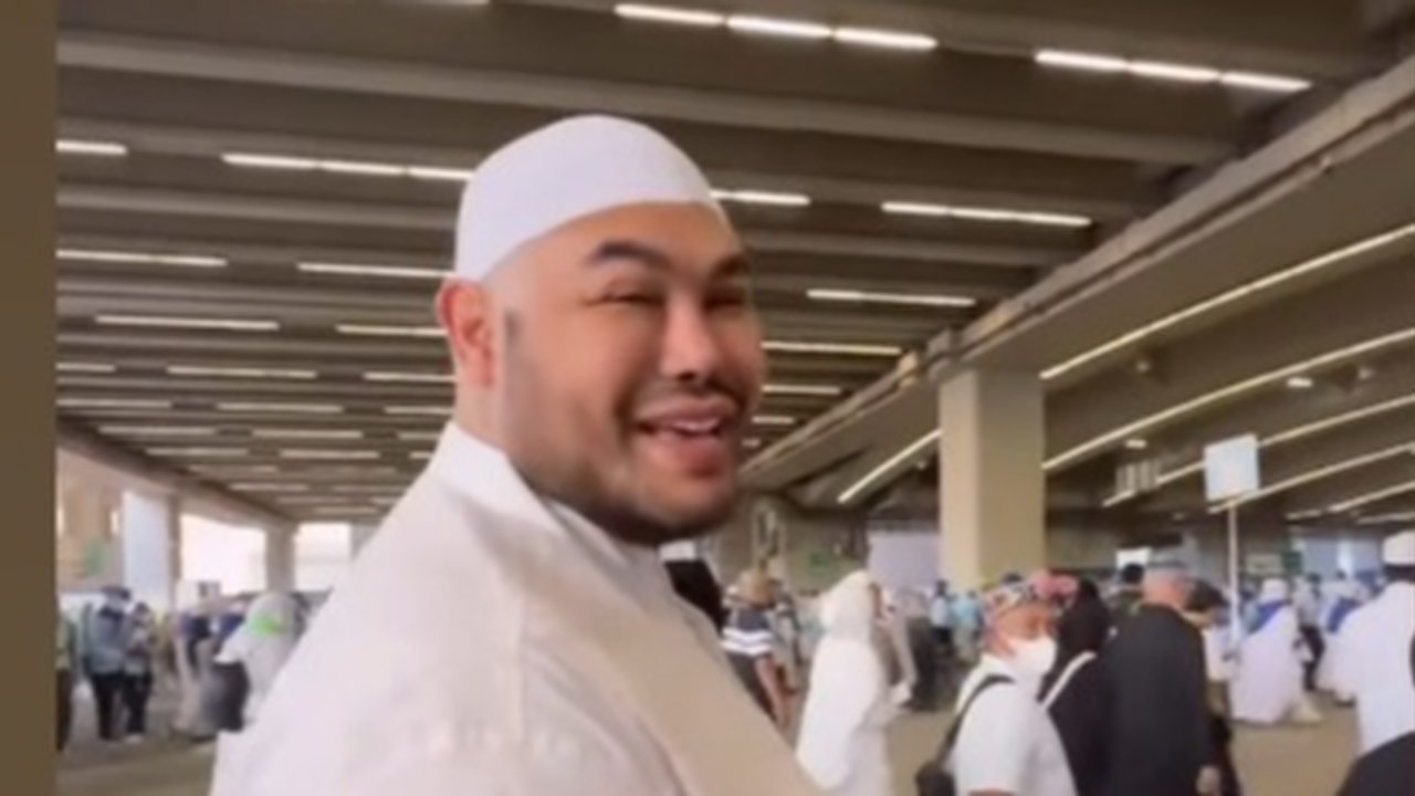 7 Potret Ivan Gunawan Jalan Kaki Menuju Jamarat untuk Lempar Jumrah, Langsung Diserbu Emak-Emak Jemaah Haji Indonesia Minta Foto Bareng