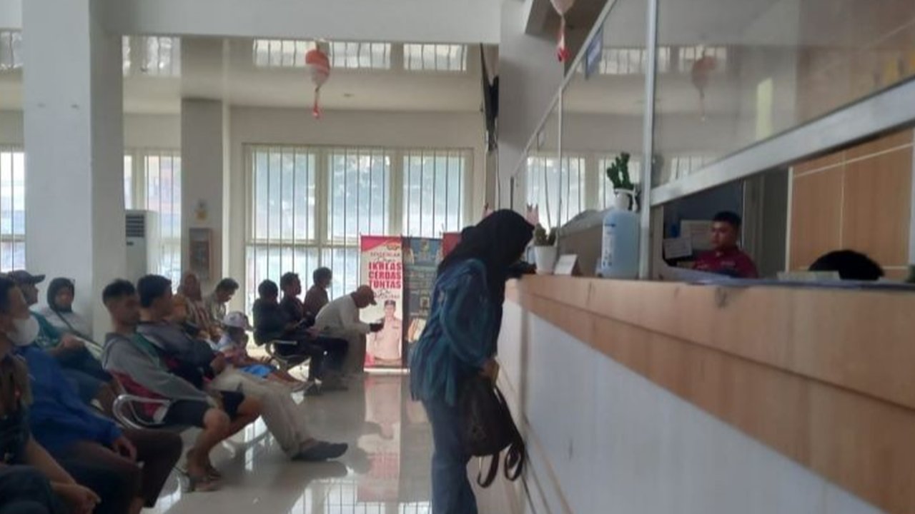 Warga membayar pajak kendaraan di Samsat Polda Metro Jaya, Jakarta, Jumat (16/11). Pemprov DKI menghapuskan sanksi administrasi Pajak Kendaraan Bermotor (PKB) dan sanksi administrasi Bea Bali