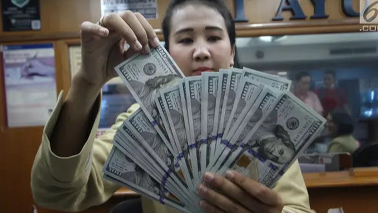 Nilai tukar rupiah terhadap dolar Amerika Serikat (AS) terus menguat, Jakarta, Kamis (23/10/2014) (Liputan6.com/Johan Tallo)