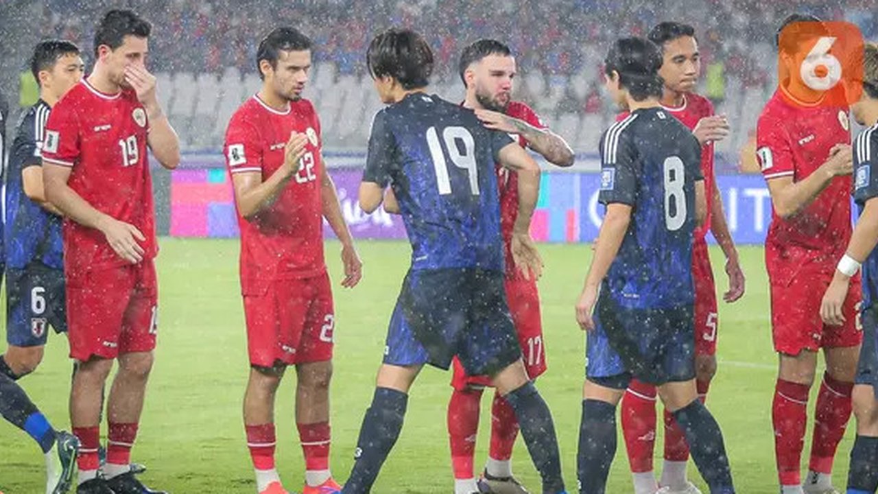Dua pemain Oxford United andalan Timnas Indonesia, Marselino Ferdinan dan Ole Romeny, merayakan gol yang dicetak ke gawang Bahrain dalam laga Kualifikasi Piala Dunia 2026 zona Asia di Stad