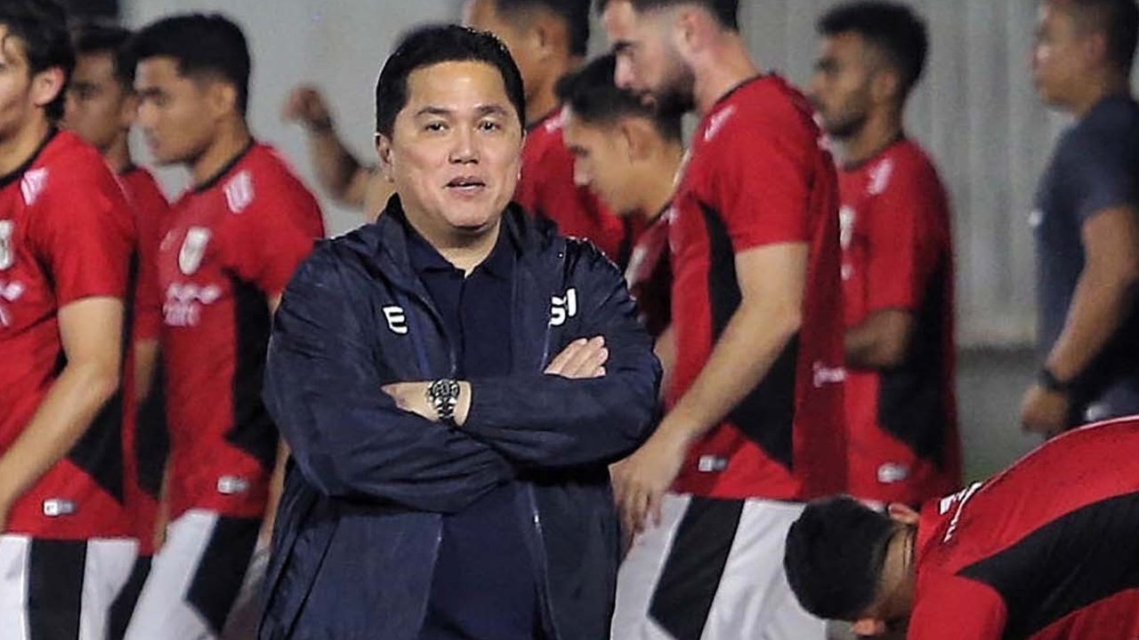 Ketua Umum PSSI Erick Thohir  bersama Pelatih Timnas Indonesia Patrick Kluivert saat memantau sesi latihan Timnas Indonesia di Stadion Madya, Senayan, Jakarta, Senin (02/06/2025).