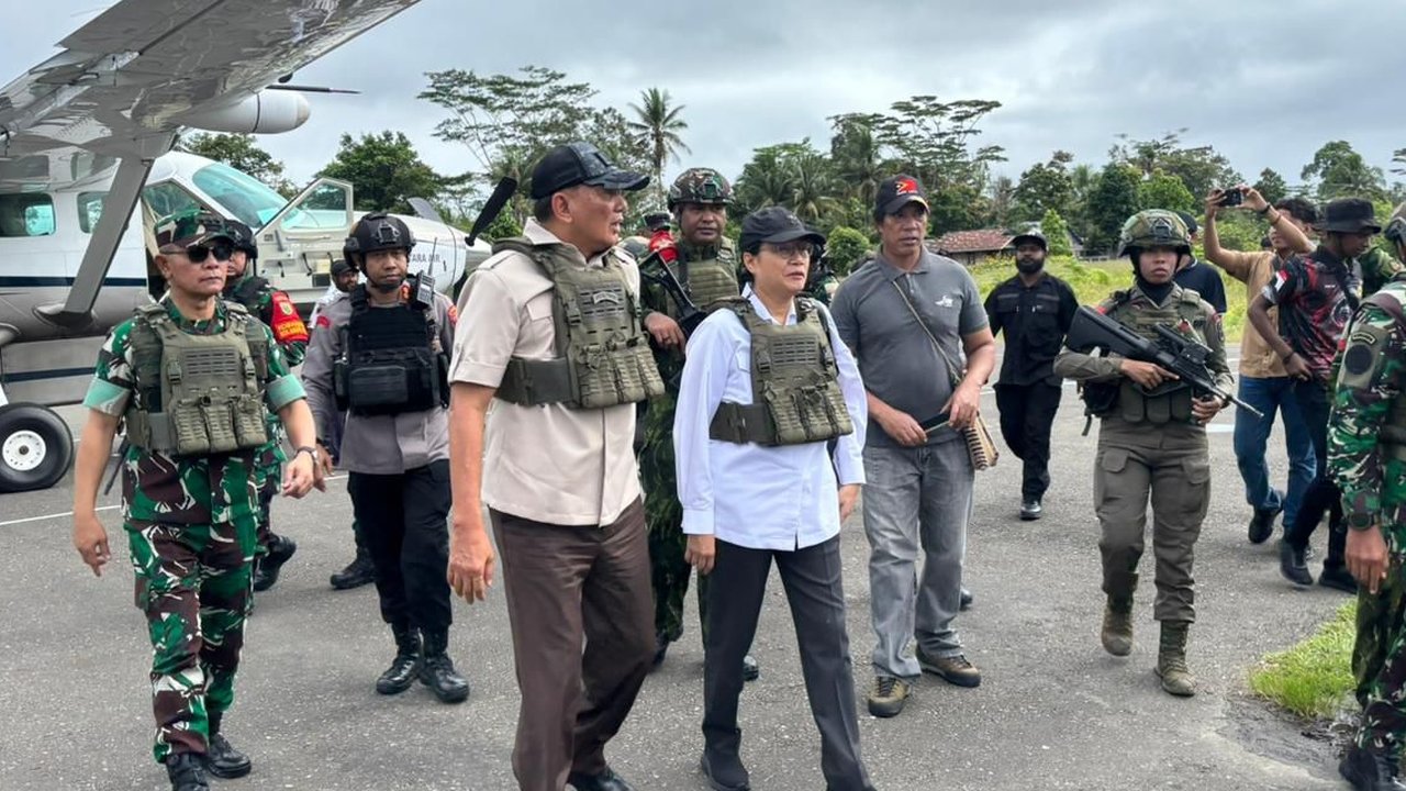 sri mulyani dan sjafrie sjamsoeddin di papua