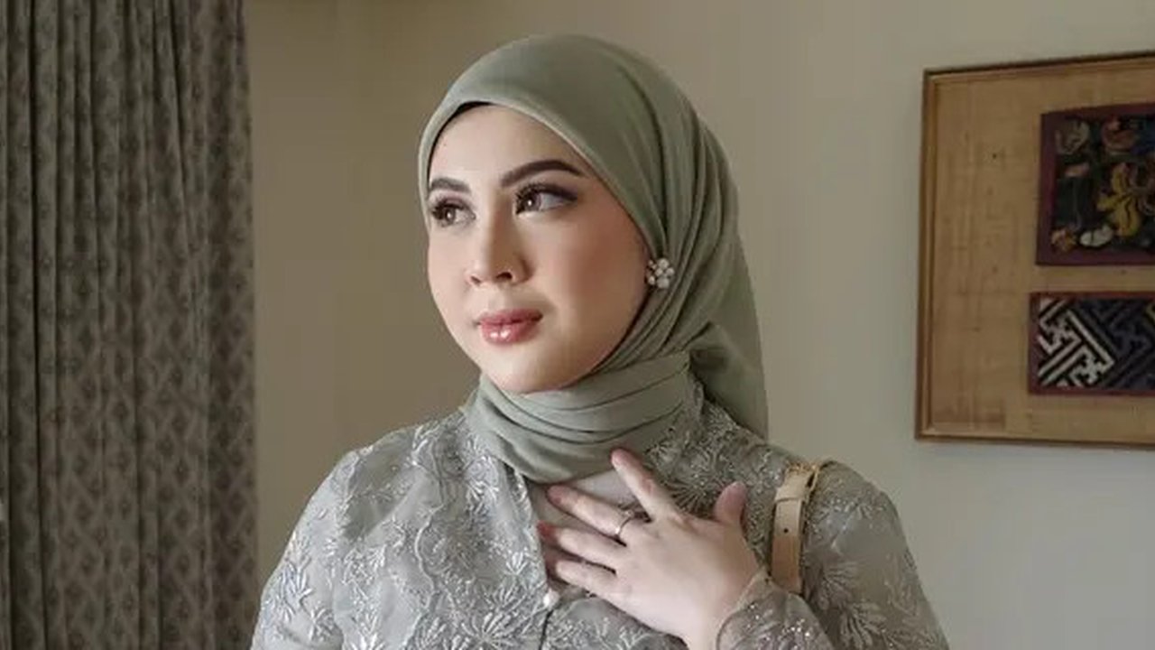 7 Model Gamis dan Setelan Hijab ala Kesha Ratuliu, Gaya Menawan untuk Ibu Muda