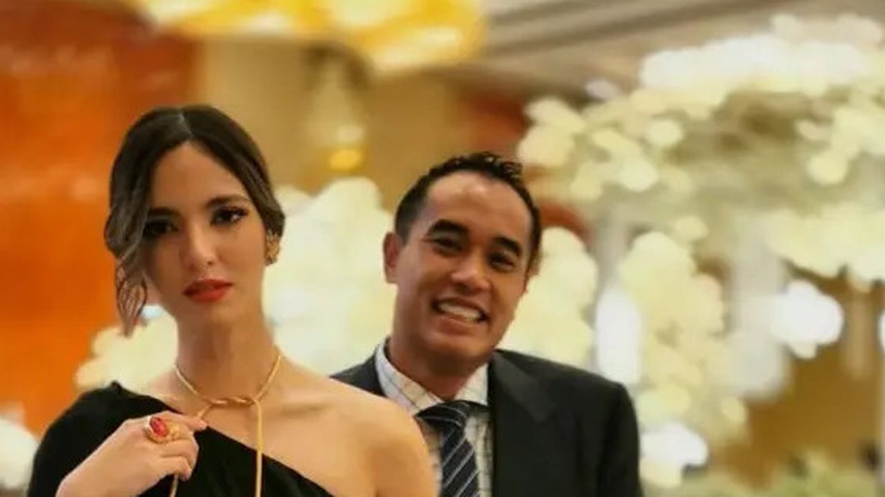 Outfit Kondangan Nia Ramadhani dengan Bahu Terbuka, Anggun Maksimal