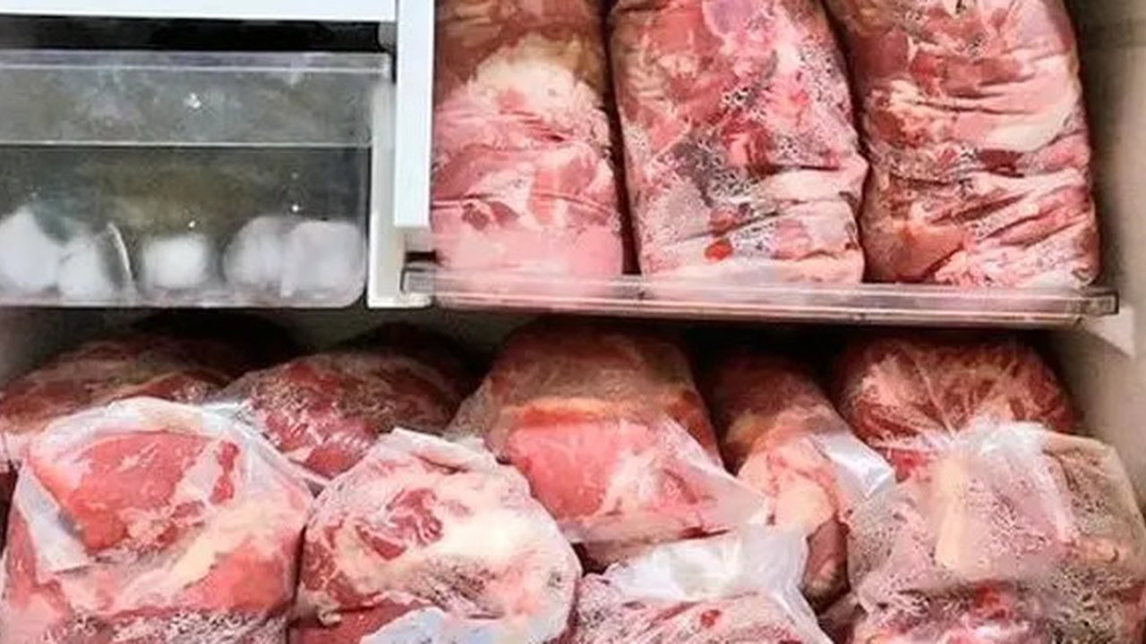 6 Penampakan Isi Kulkas Usai Kurban Iduladha, Penuh dengan Daging (sumber: Twitter/henlosaal)
