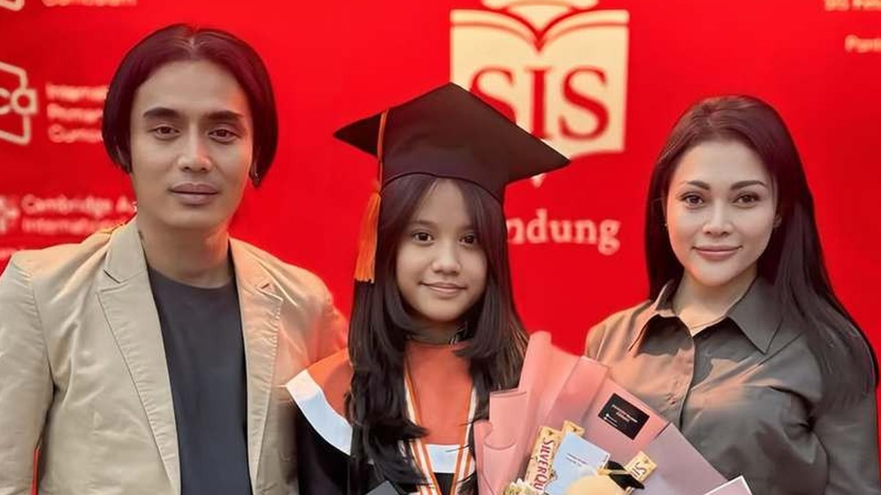 Potret Bahagianya Charly Van Houten dan Istri Dampingi Sang Putri di Momen Kelulusan SD