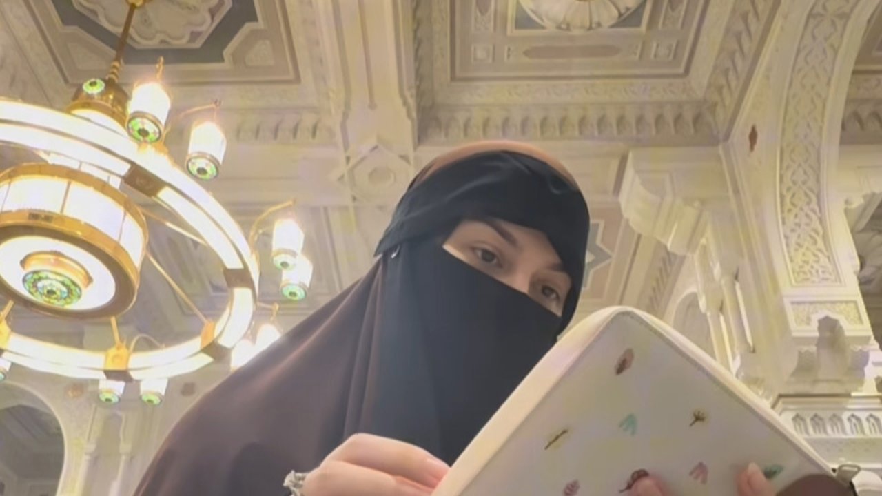 Potret Artis Mualaf Pakai Cadar. (Sumber: Instagram/larissachou)