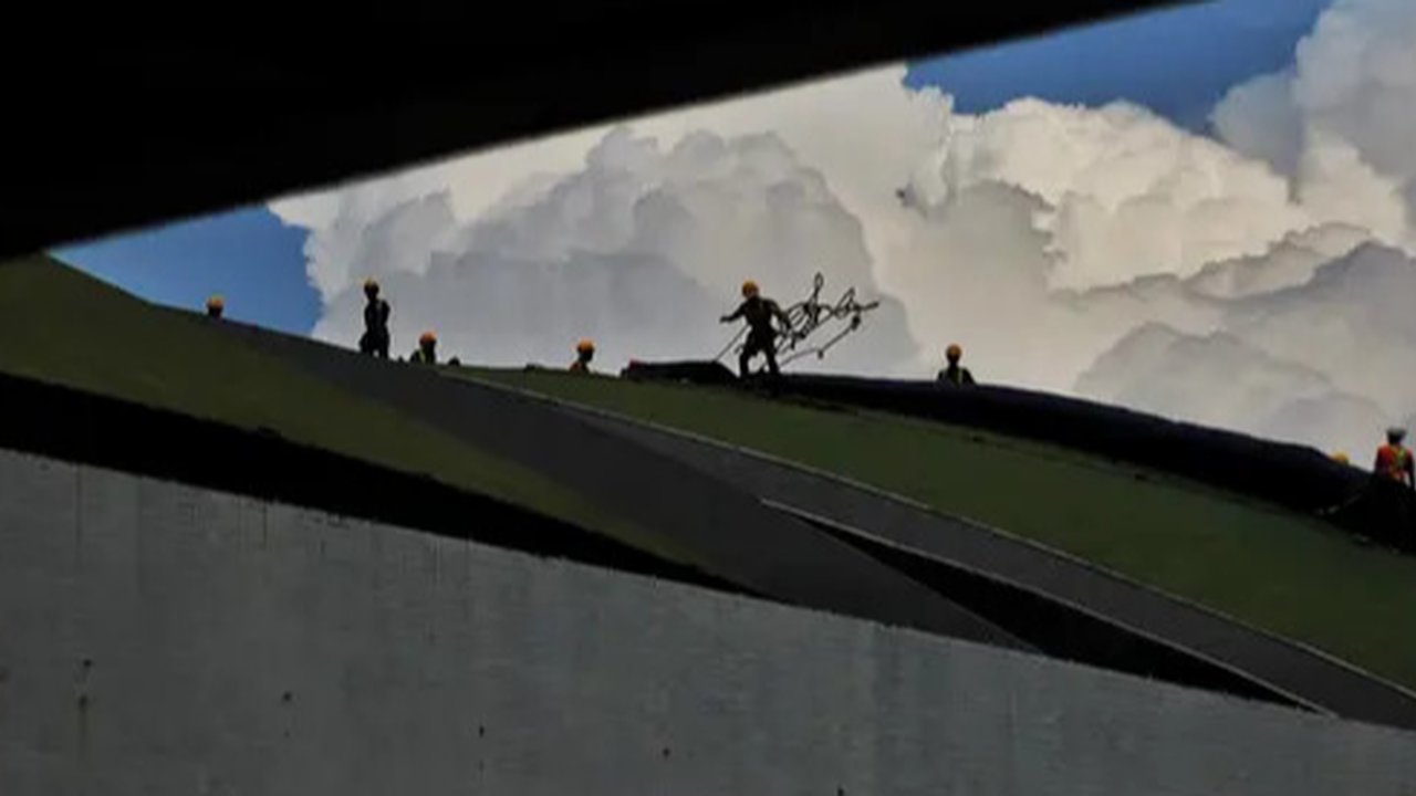 Aktivitas perawatan gedung kura-kura DPR RI di kompleks Parlemen Senayan, Jakarta, Senin (7/11/2022). Sebanyak 3,59 juta pekerja mendapat bantuan subsidi upah (BSU)  tahap 7 senilai Rp 600.00