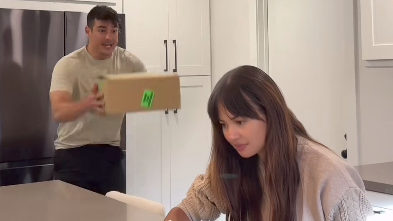 5 Potret Dapur Super Bersih Aurelie Moeremans di Amerika, Kitchen Island Luas - Semua Perabot Simpan di Lemari