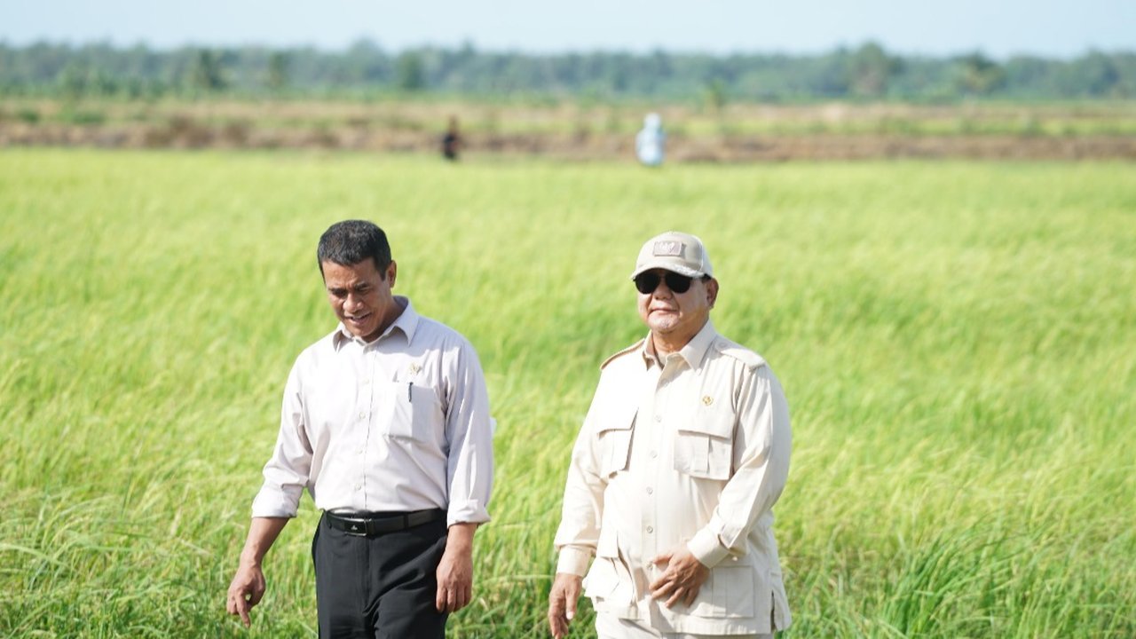 Presiden Prabowo Subianto saat menjajal mesin panen atau Combine Harvester saat panen raya di Kabupaten Majalengka, Provinsi Jawa Barat. (Dok. Tangkapal Layar YouTube Sekretariat Presiden)