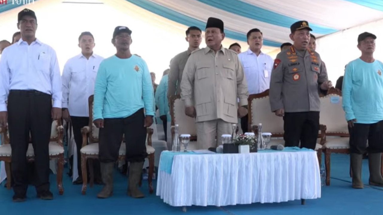 <p>Kapolri Jenderal Listyo Sigit Prabowo dampingi Presiden Prabowo Subianto dalam kegiatan Panen Raya Jagung Serentak Kuartal II Tahun 2025 di Kabupaten Bengkayang, Kalimantan Barat (Kalbar), Kamis (5/6/2025). (Tangkapan Layar Youtube Biro Pers Sekretariat Presiden)</p>