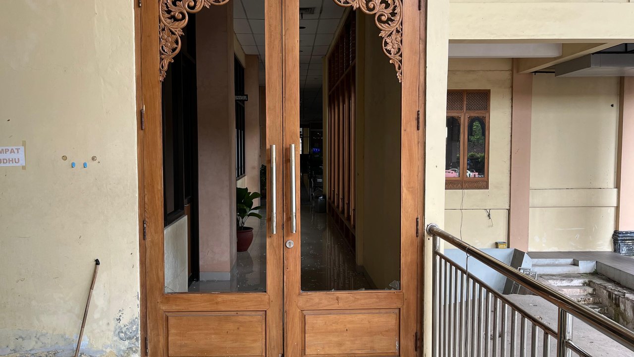 Kronologi Pria Naik Sepeda Datangi Balai Kota Solo Pagi Buta, lalu Pecahkan Kaca dan Rusak Mobil