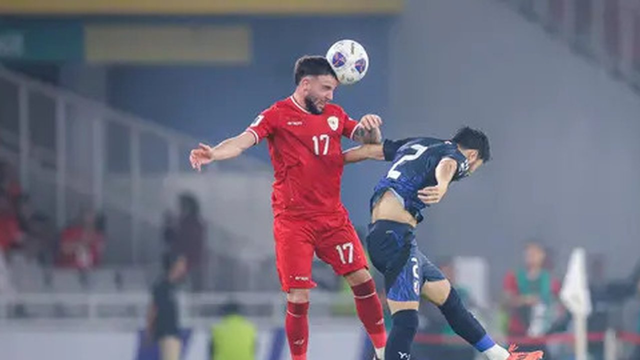 Pemain Timnas Indonesia, Calvin Verdonk (tengah kanan) bersalaman dengan pemain Jepang, Koki Ogawa pada laga lanjutan putaran ketiga Grup C Kualifikasi Piala Dunia 2026 di Stadion Utama Ge
