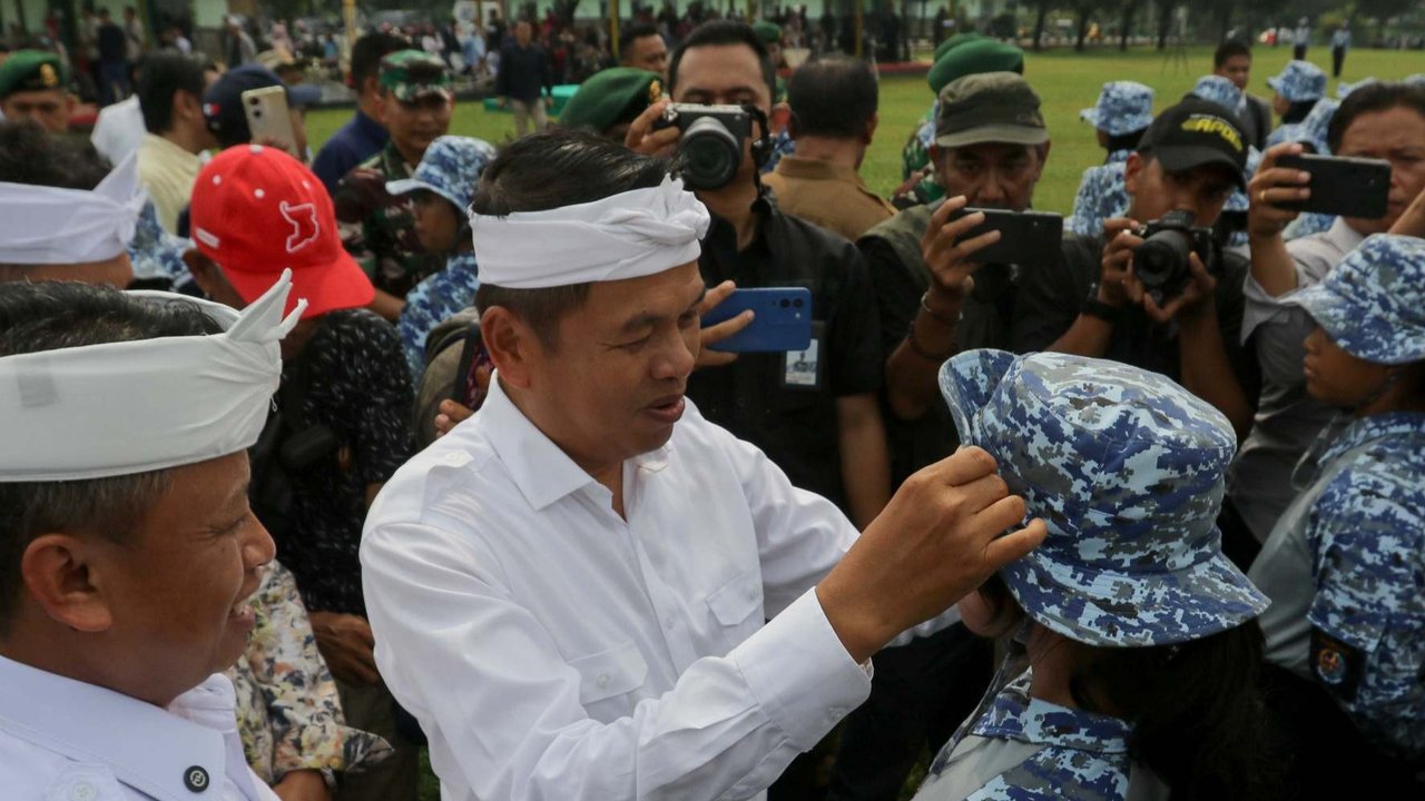 Gubernur Jawa Barat, Dedi Mulyadi berbincang dengan pelajar yang mengikuti Pendidikan Bela Negara di Markas Kostrad, Cilodong, Depok, Jawa Barat, Senin (9/6/2025).