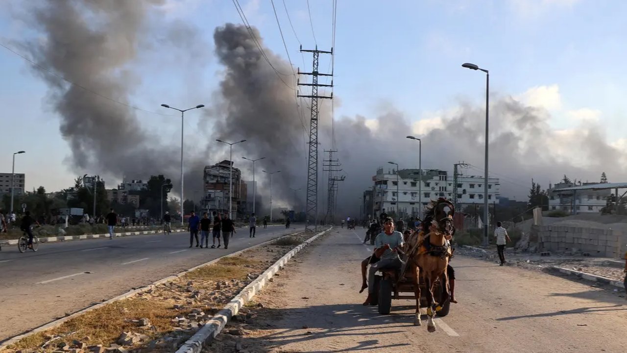 Kejamnya Israel Bombardir Jalan yang Digunakan Warga Jalur Gaza ke Pusat Distribusi Bantuan.