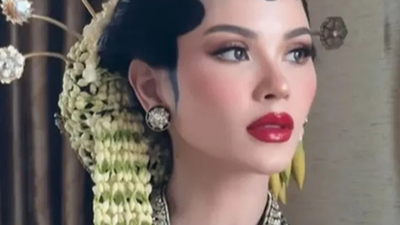 Detail Kebaya Beludru Alyssa Bak Putri Solo (@alalyssa_fc)