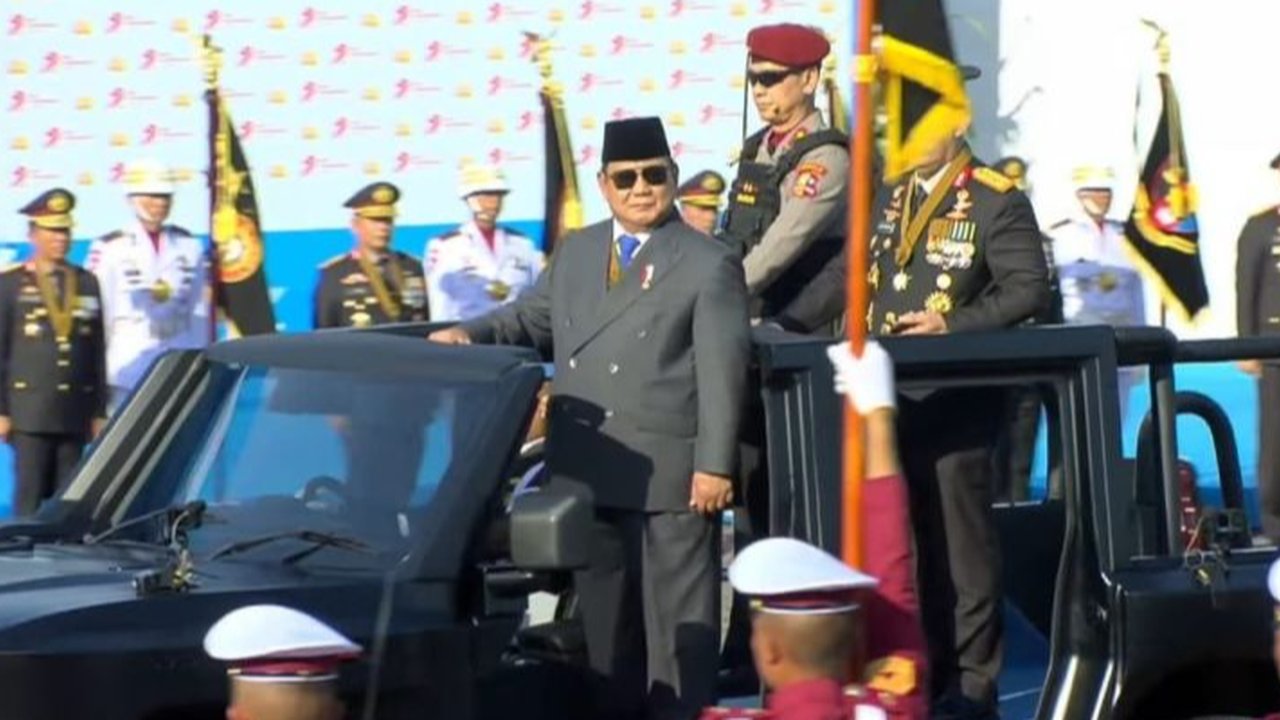 Momen Prabowo Naik Maung Keliling Monas Inspeksi Pasukan, Diiringi Lagu 'Maju Tak Gentar'
